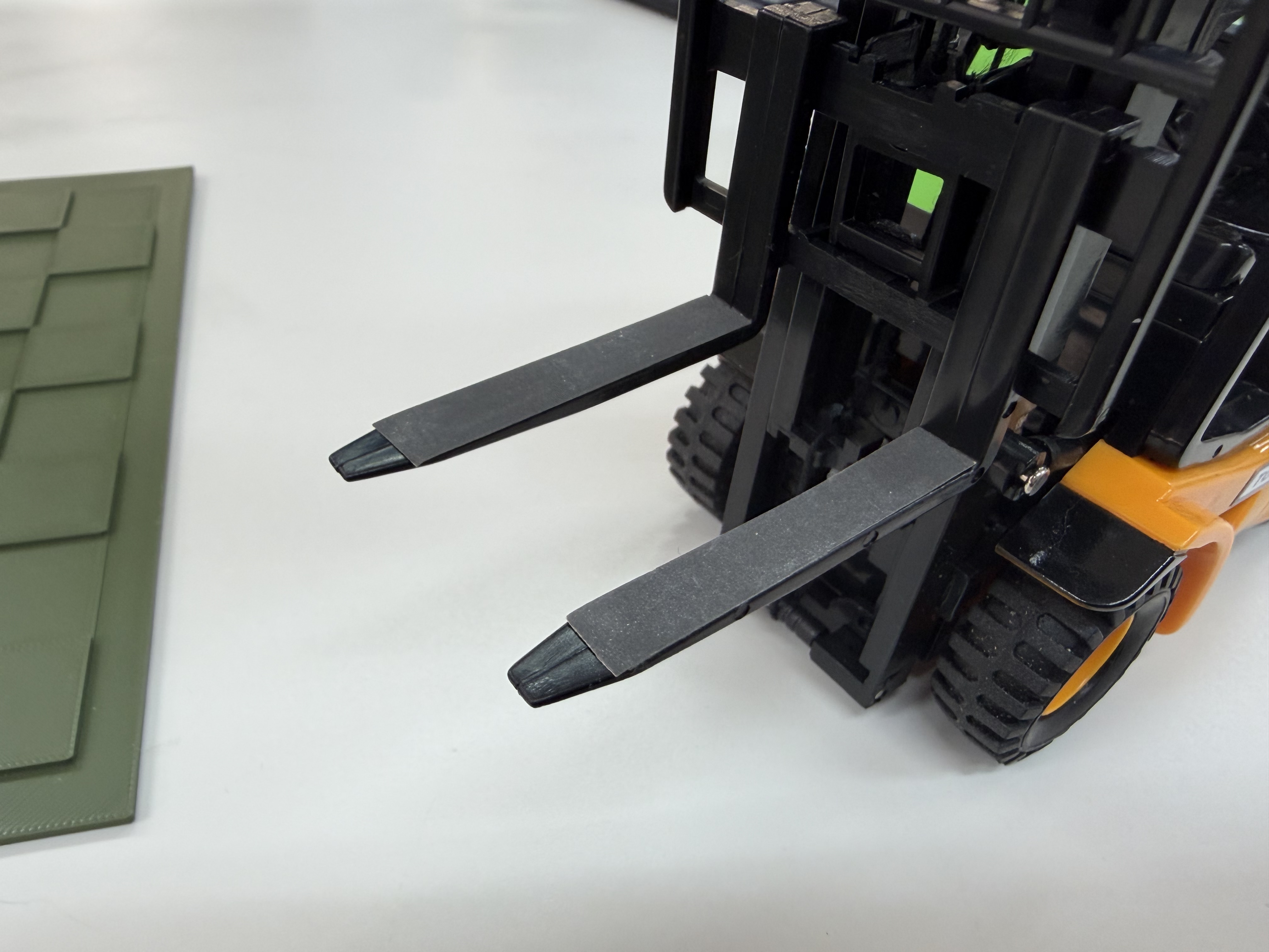 RCフォークリフトの爪の滑り止め加工